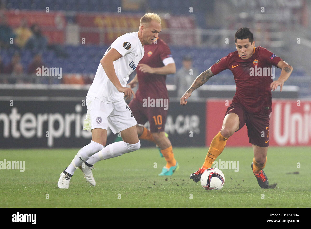 Stadio Olimpico, Rome, Italy. 20th Oct, 2016. Uefa Europa League, AS Roma versus Austria Vienna. ITURBE JUAN MANUEL cuts outside his marker Holzhauser © Action Plus Sports/Alamy Live News Stock Photo