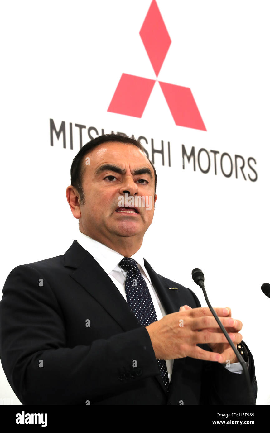 Tokyo, Japan. 20th Oct, 2016. Nissan Motor chairman Carlos Ghosn announces MitsubishiMotors joins Renault-Nissan alliance at a press conference in Tokyo on Thursday, October 20, 2016. Ghosn will become chaiman of Mitsubishi Motors and Mitsubishi Motors president Osamu Masuko will stay current position. © Yoshio Tsunoda/AFLO/Alamy Live News Stock Photo