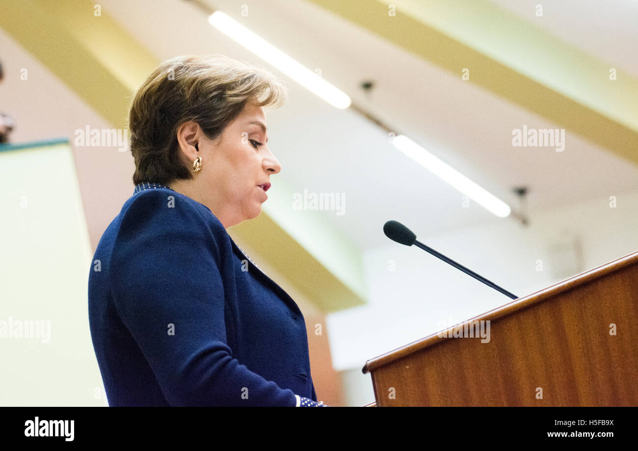 Oviedo, Spain. 20th October, 2016. Ejecutive secretary of Executive Secretary of the United Nations Framework Convention on Climate Change (UNFCCC), Patricia Espinosa, talks during his conference like winner of Princess of Asturias Awards for International Cooperation at Oviedo University on October 20, 2016 in Oviedo, Spain. Credit: David Gato/Alamy Live News Stock Photo