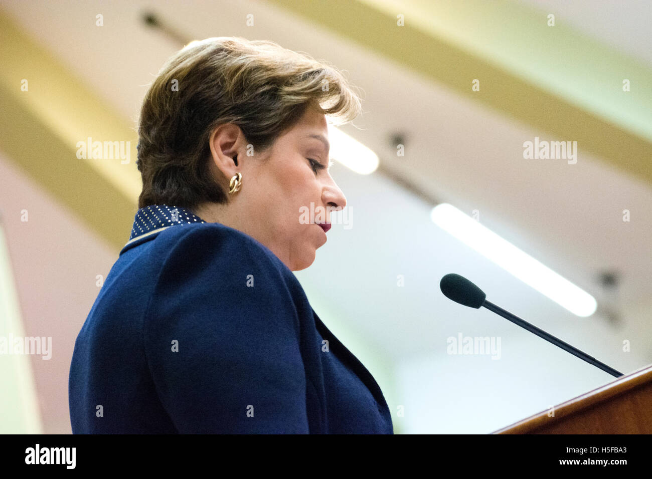 Oviedo, Spain. 20th October, 2016. Ejecutive secretary of Executive Secretary of the United Nations Framework Convention on Climate Change (UNFCCC), Patricia Espinosa, talks during his conference like winner of Princess of Asturias Awards for International Cooperation at Oviedo University on October 20, 2016 in Oviedo, Spain. Credit: David Gato/Alamy Live News Stock Photo