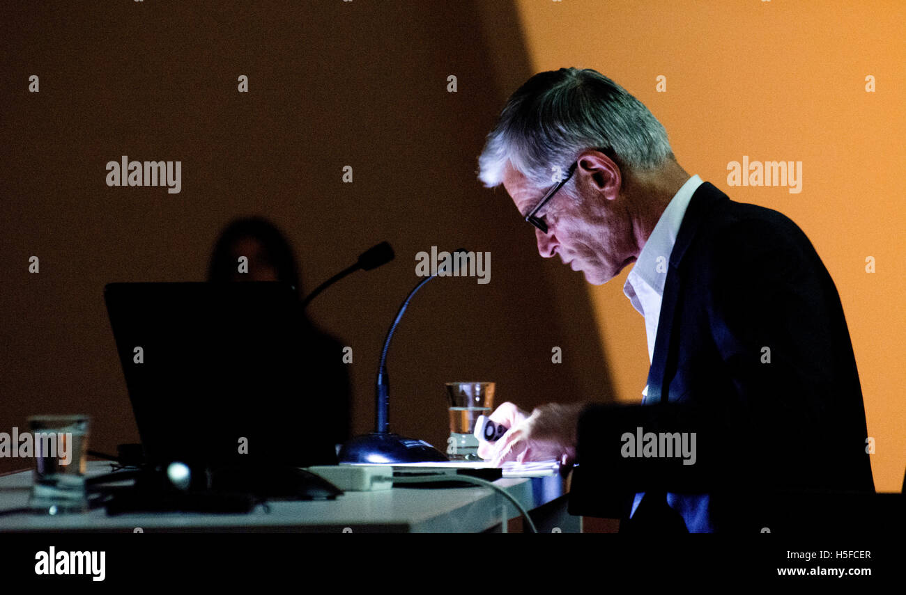 Aviles, Spain. 20th October, 2016. American photojournalist and war photographer, James Nachtwey, during a conference like winner of Princess of Asturias Awards for Communications and Humanities, at Niemeyer Center on October 20, 2016 in Aviles, Spain. Credit: David Gato/Alamy Live News Stock Photo