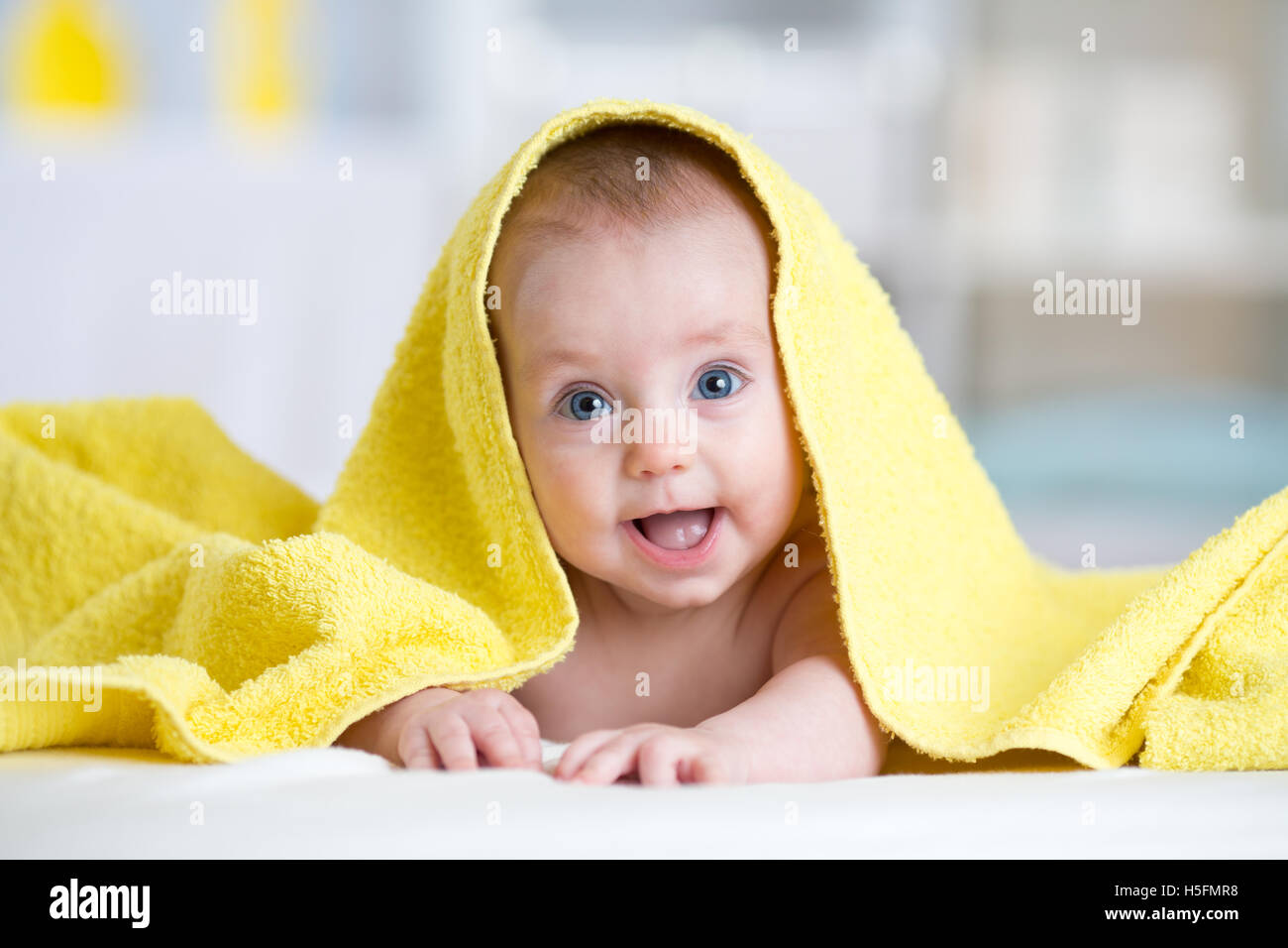 Little girl baby on the bed in the room hires stock photography and