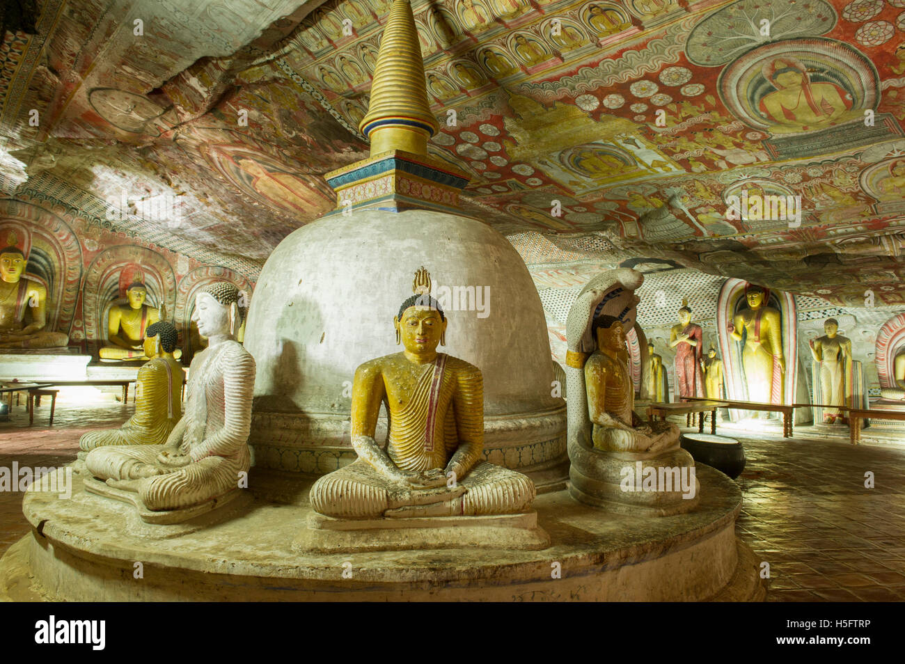 Ancient murals and statues, Cave 2, Maharaja Vihara, Temple of the Great Kings, Dambulla Cave Temple, Dambulla, Sri Lanka Stock Photo