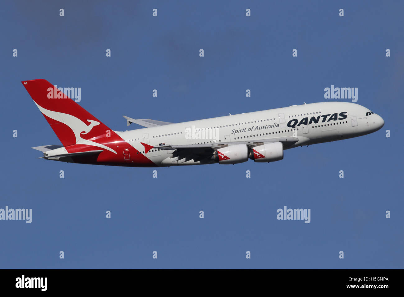 Qantas a380 hi-res stock photography and images - Alamy