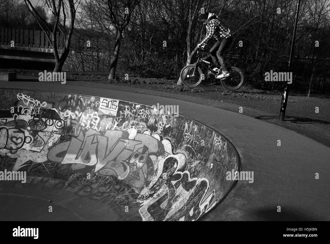 Cyclist at Exhibition Park skate bowl, Newcastle upon Tyne, England Stock Photo