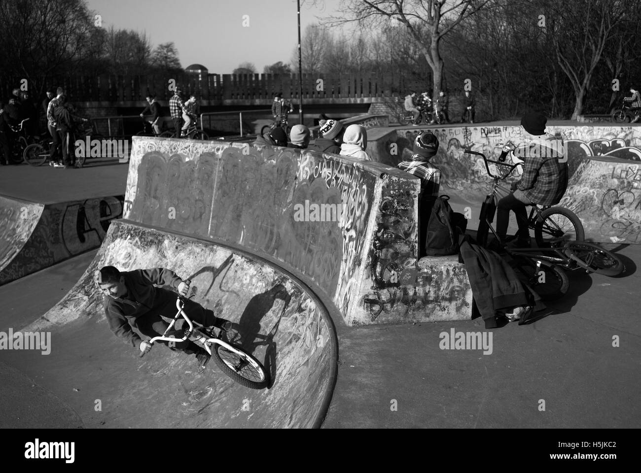 Cyclists and skateboarders at Exhibition Park skate bowl, Newcastle upon Tyne, England Stock Photo