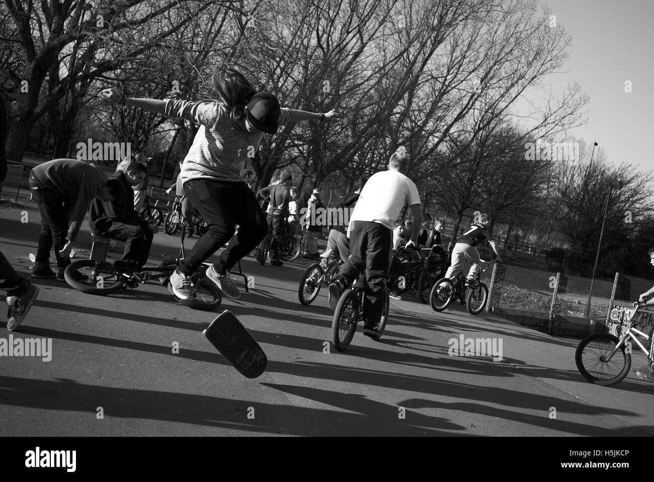 Cyclists and skateboarders at Exhibition Park skate bowl, Newcastle upon Tyne, England Stock Photo