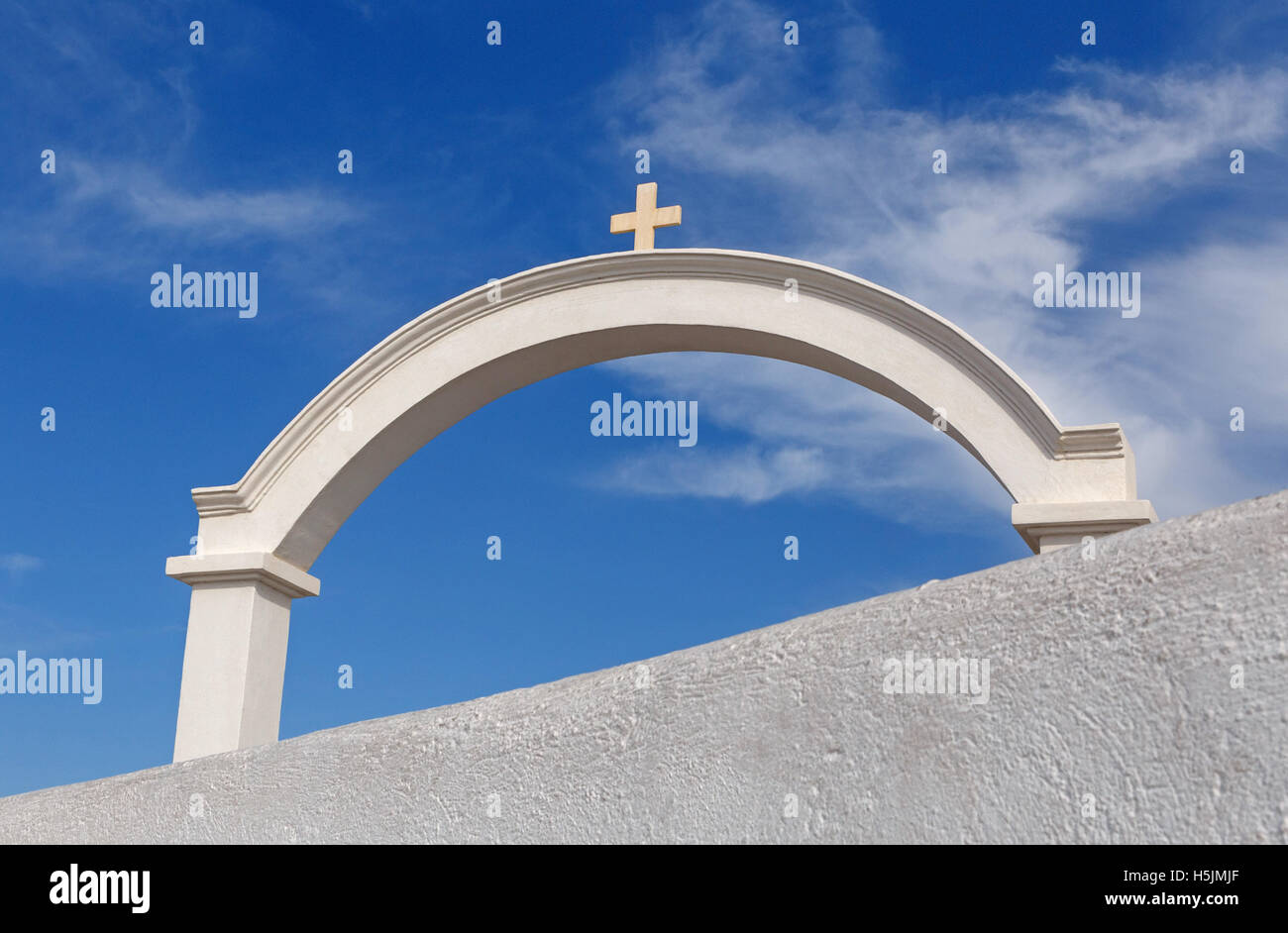 white arch with cross in Oia on Santorini Stock Photo