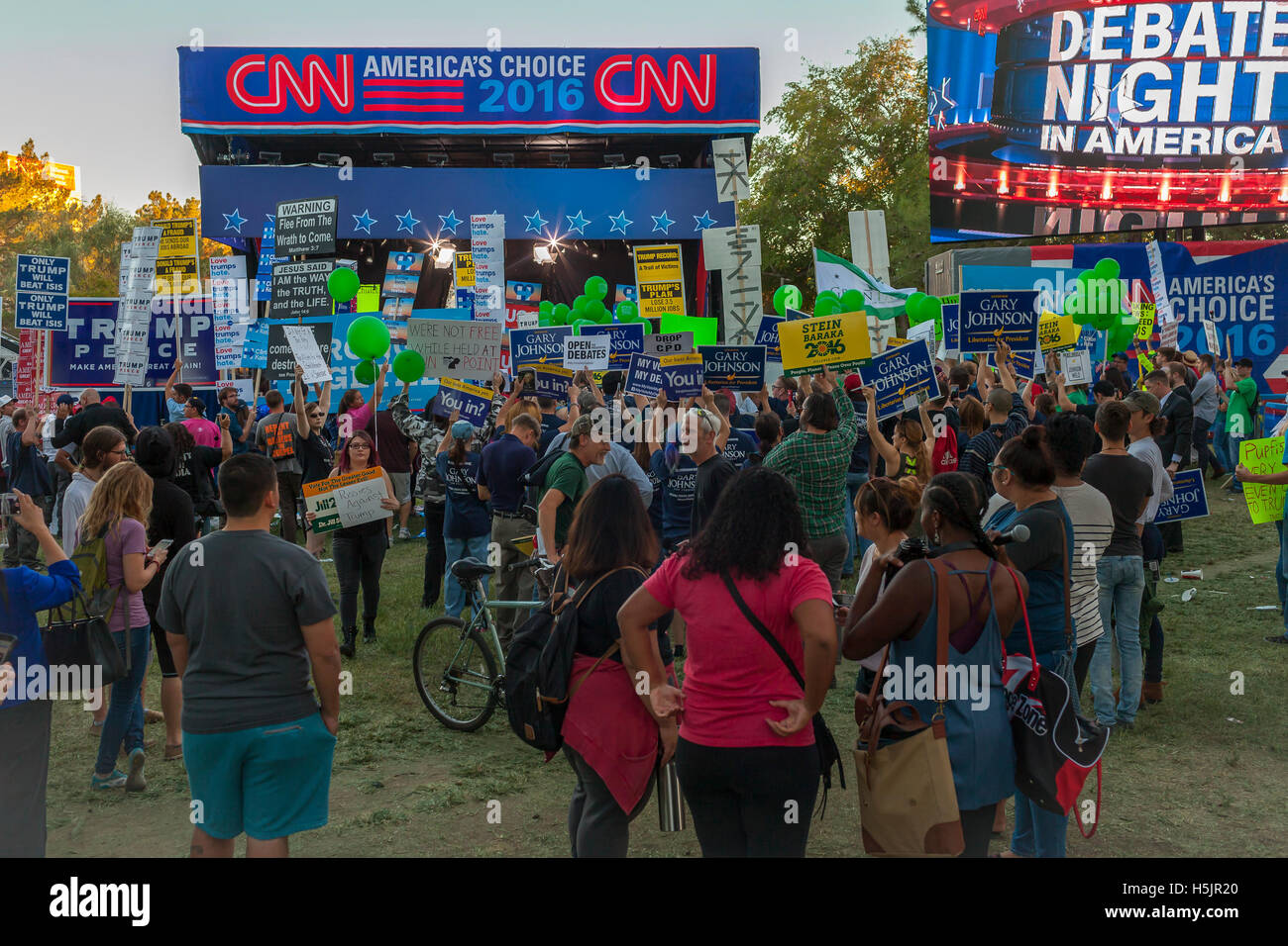 Las Vegas, United States. 19th Oct, 2016. Hundreds of Democrats