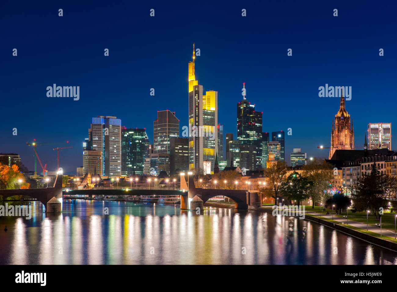Frankfurt am main skyline at night hi-res stock photography and images ...