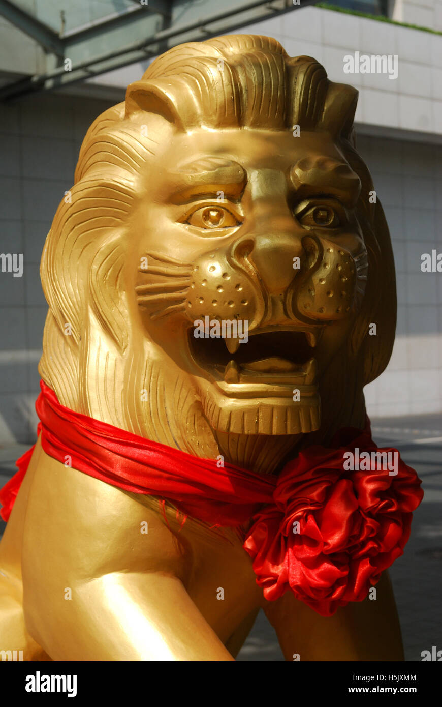 Golden lion sculpture hi-res stock photography and images - Alamy