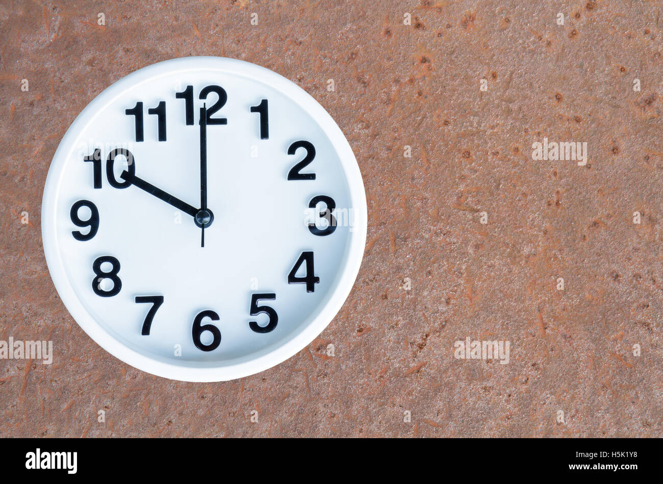 https://c8.alamy.com/comp/H5K1Y8/clock-show-10-am-or-pm-on-steel-rusty-background-with-copy-space-clipping-H5K1Y8.jpg