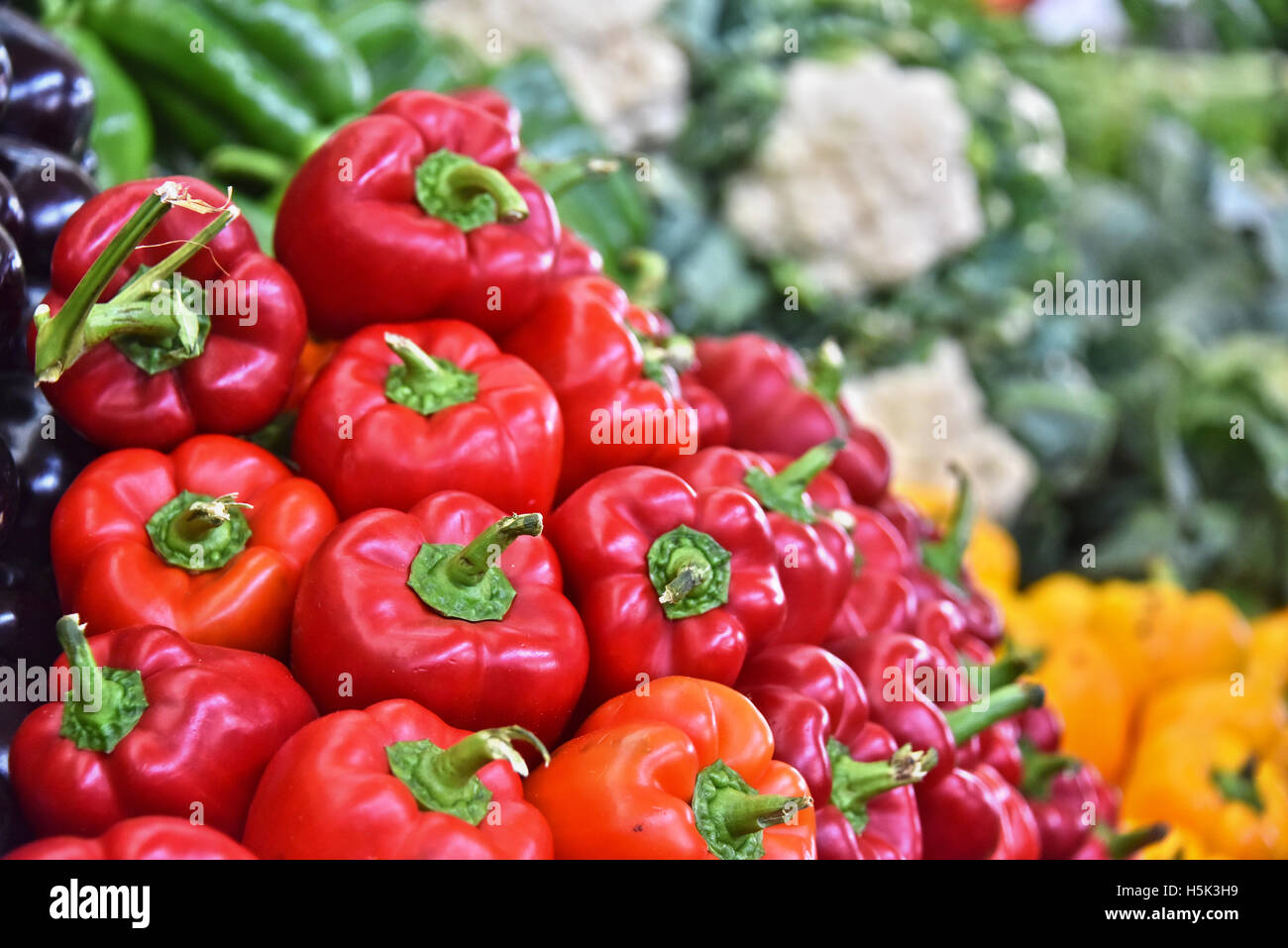 Fresh organic vegetables on street market stall Stock Photo - Alamy