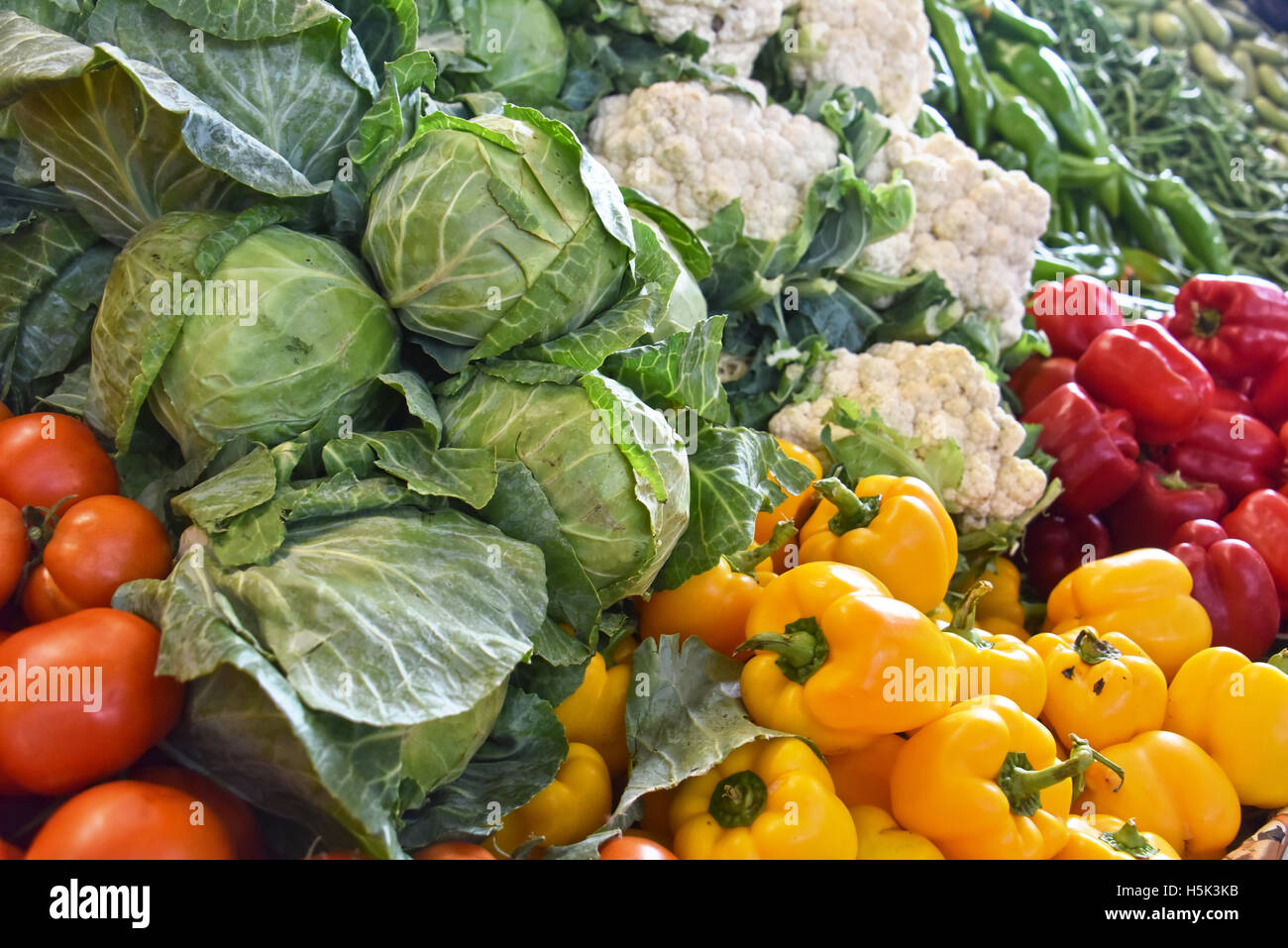 Fresh organic vegetables on street market stall Stock Photo - Alamy