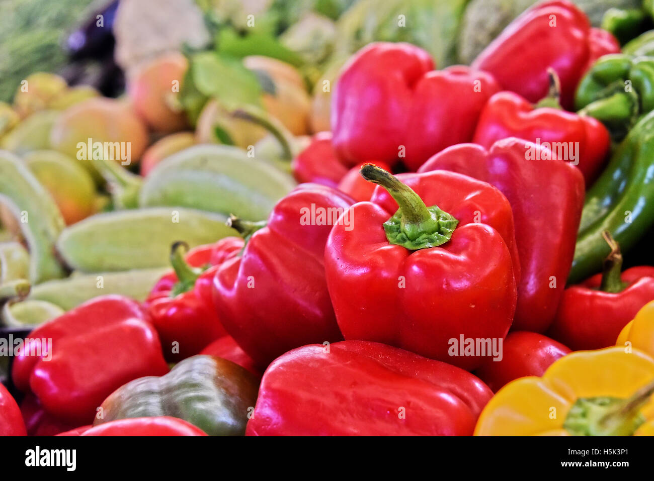 Fresh organic vegetables on street market stall Stock Photo - Alamy