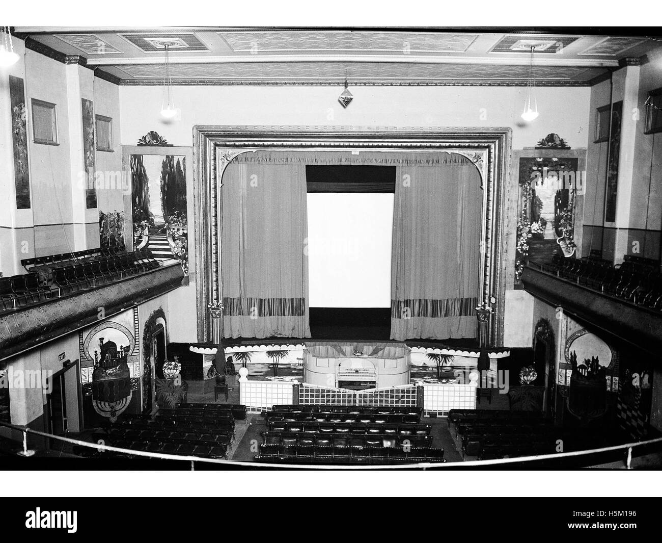 1930 era interior hi-res stock photography and images - Alamy