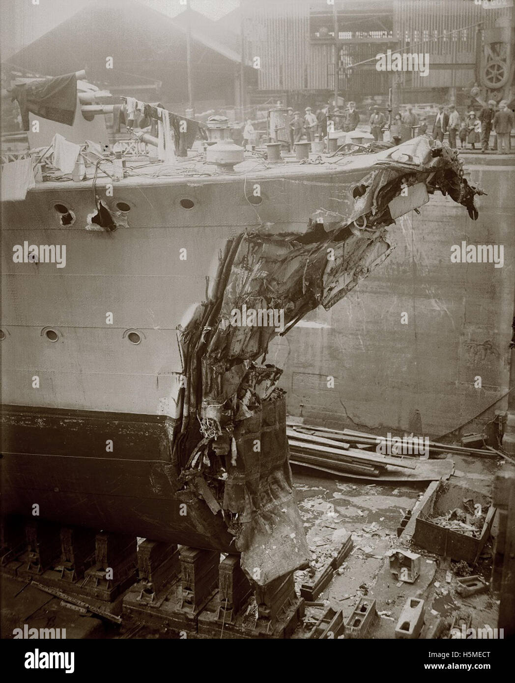 HMS Broke in dry dock after the Battle of Jutland Stock Photo
