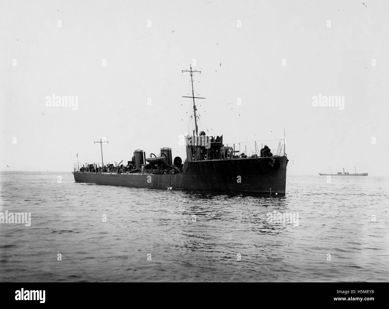 HMS Shark, an Acasta-class destroyer, served in the British Navy during World War I, including the Battle of Jutland. Launched by Swan Hunter & Wigham Richardson, it was part of the Grand Fleet. This black and white photograph, taken in 1913, captures the ship at sea during key naval engagements. Stock Photo