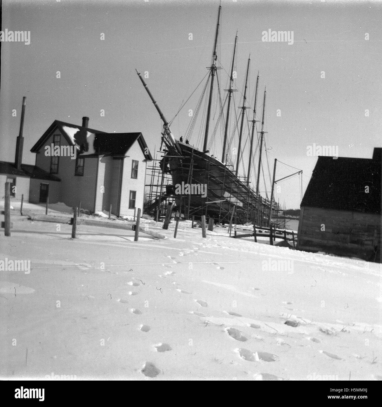 Construction of the 5-masted schooner John B. Prescott in 1898. The largest schooner in the world at that time, she was built to carry 4300 tons of coal. More than 10,000 people turned out for the launching at the Bean shipyard in Camden.  The vessel was 282 feet long, weighing 2249 tons with masts 168 feet tall.  The vessel was sheathed in iron to protect it from the ice. Stock Photo