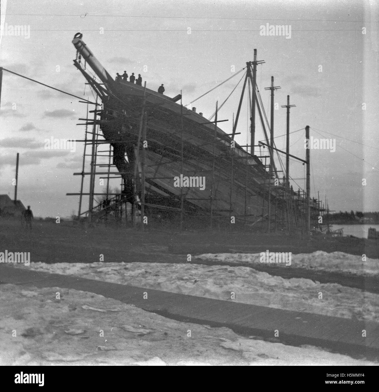 Construction of the 5-masted schooner John B. Prescott in 1898. The largest schooner in the world at that time, she was built to carry 4300 tons of coal. More than 10,000 people turned out for the launching at the Bean shipyard in Camden.  The vessel was 282 feet long, weighing 2249 tons with masts 168 feet tall.  The vessel was sheathed in iron to protect it from the ice. Stock Photo