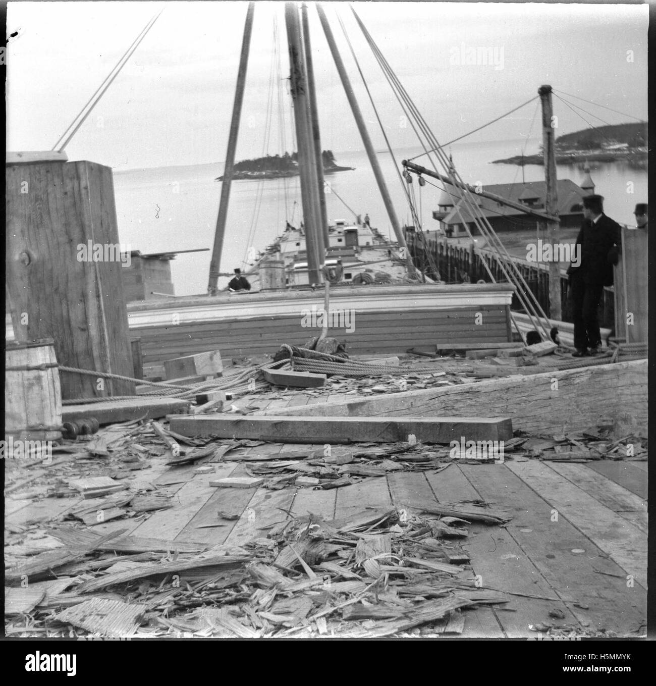 Construction of the 5-masted schooner John B. Prescott in 1898. The largest schooner in the world at that time, she was built to carry 4300 tons of coal. More than 10,000 people turned out for the launching at the Bean shipyard in Camden.  The vessel was 282 feet long, weighing 2249 tons with masts 168 feet tall.  The vessel was sheathed in iron to protect it from the ice. Stock Photo