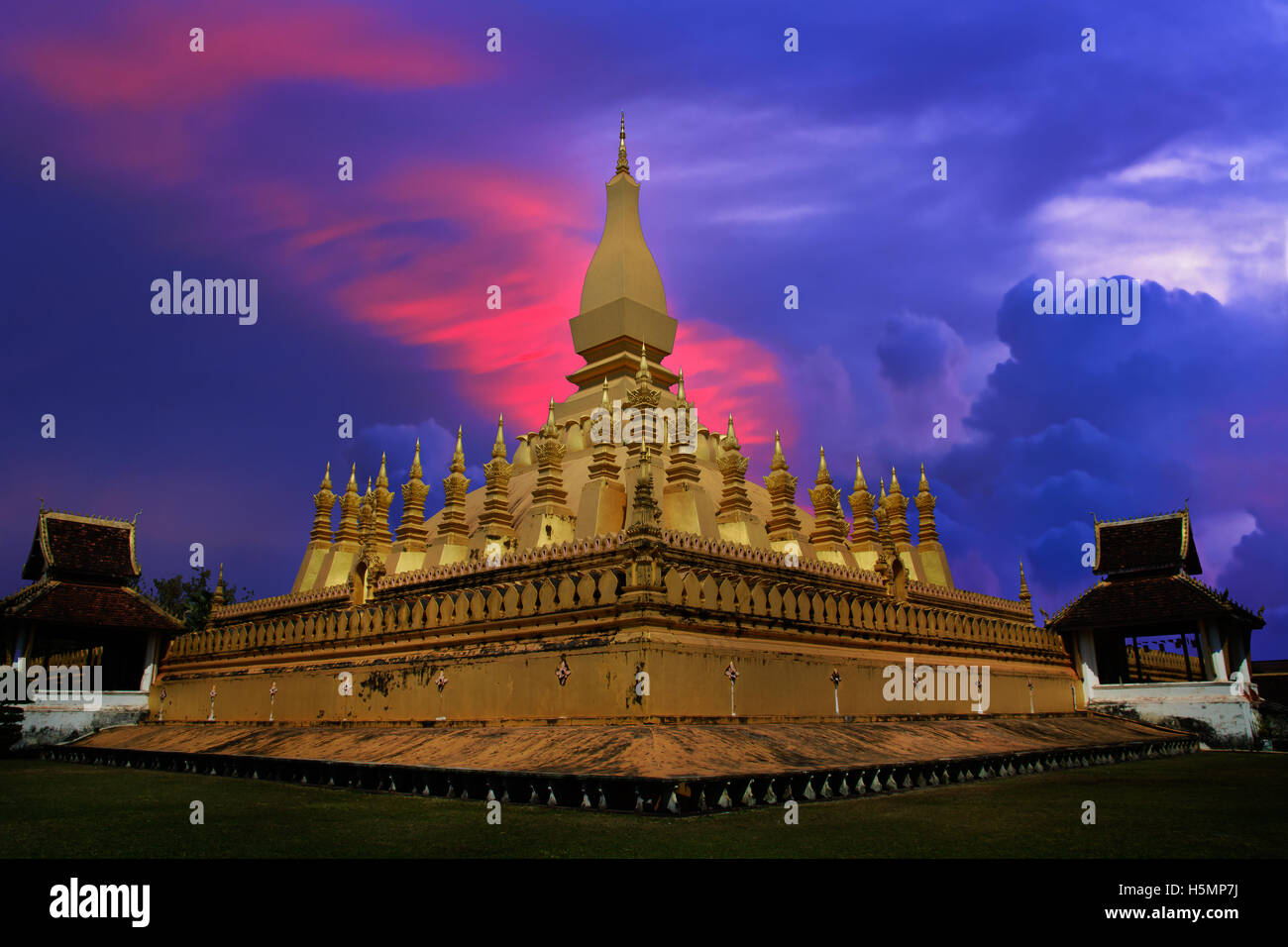 pha-that-luang-vientiane-landmarks-of-vientiane-laos-in-twilight-time