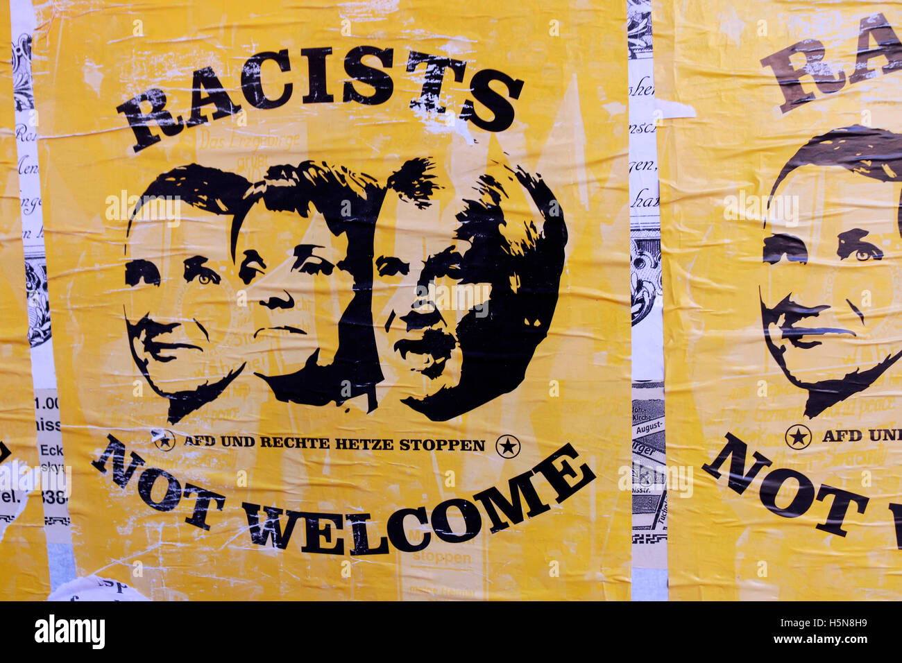 politisches Plakat: 'Racists not Welcome' mit den Portraits von Bernd Hoecke, Frauke Petry und Horst Seehofer, Berlin. Stock Photo