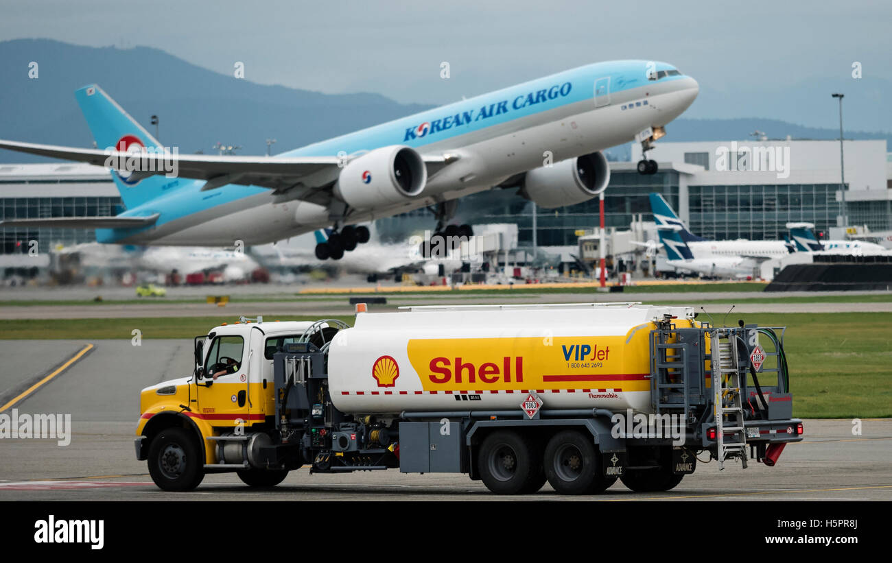 Shell aviation fuel tanker truck Vancouver International Airport Korean Air Cargo Boeing 777F HL8075 airport action scene Stock Photo