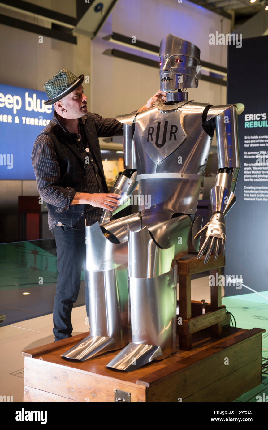 UK's first robot Eric built by Captain William Richards in 1928 Stock