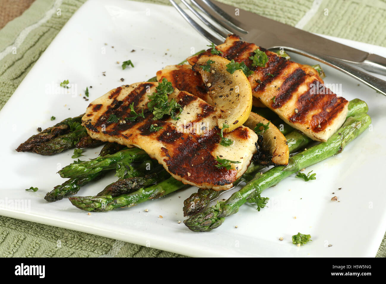 grilled halloumi and asparagus with lemon and parsley Stock Photo