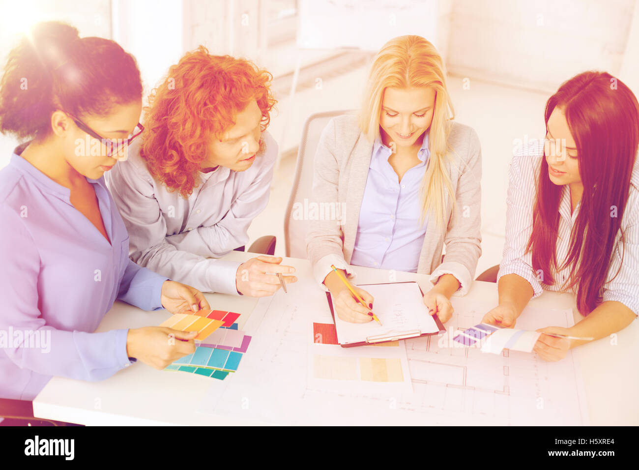 Team building afro hi-res stock photography and images - Alamy