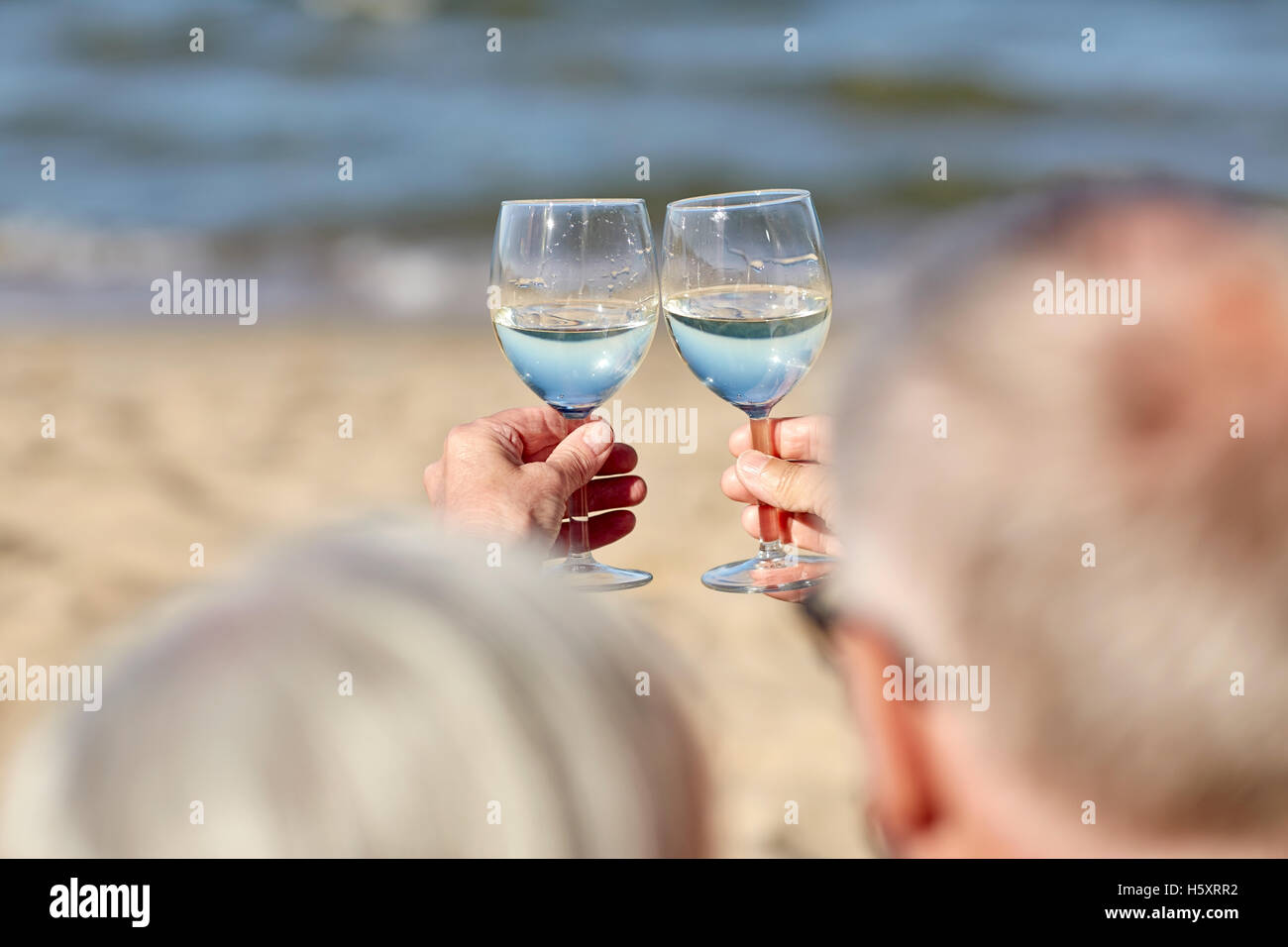 happy senior couple drinking wine on summer beach Stock Photo - Alamy