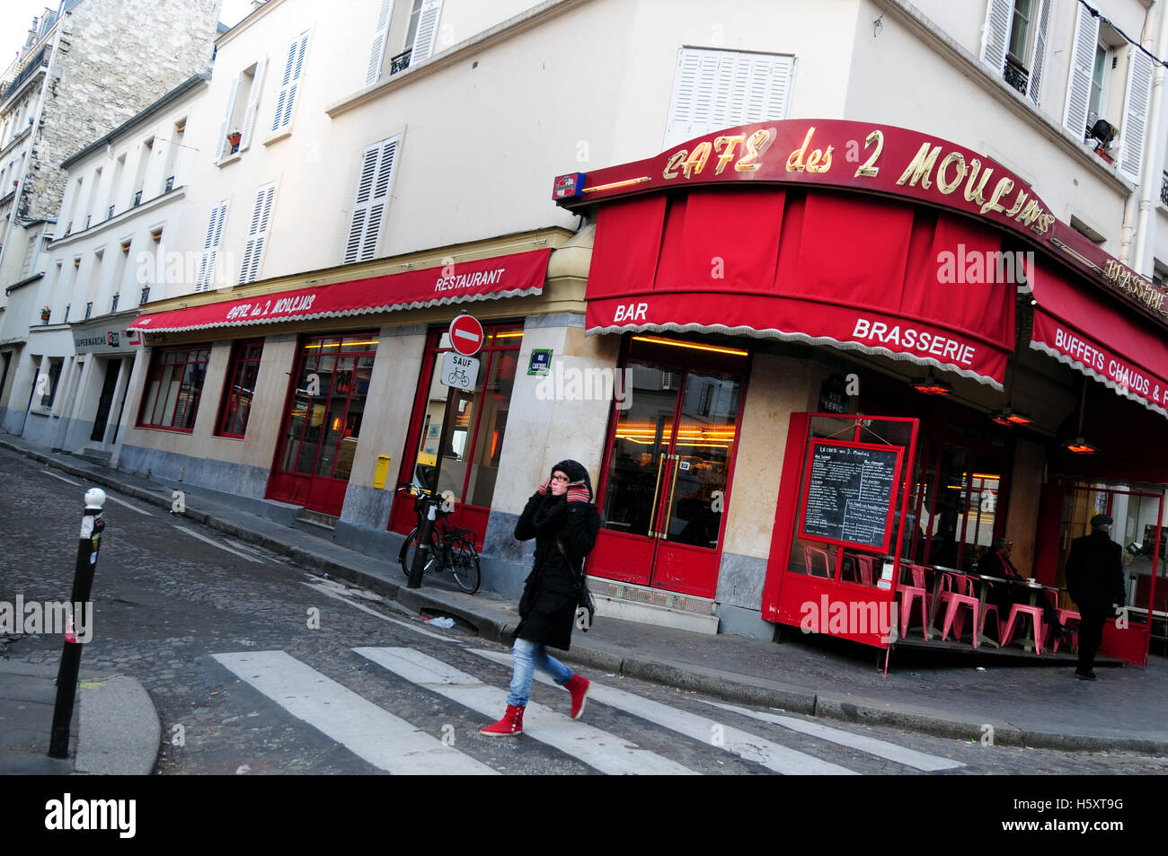 The Café des 2 Moulins, associated with the romantic comedy film 'Amelie' Stock Photo