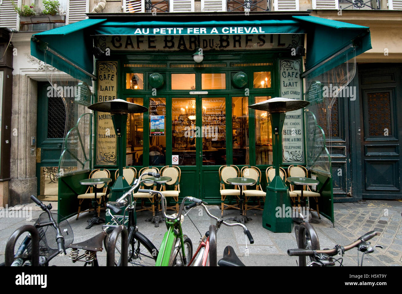 Au Petit Fer a Cheval, in the Marais district, Paris, France Stock Photo -  Alamy