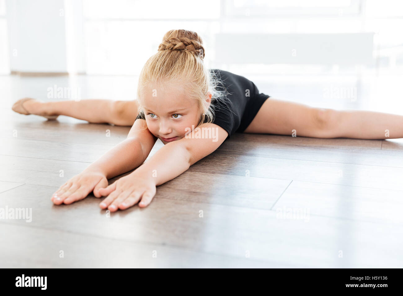 Little girl stretching hi-res stock photography and images - Alamy