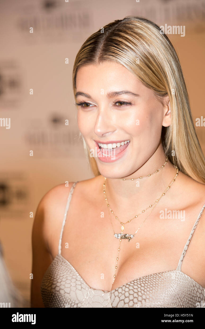 Hailey baldwin deals gold hoops