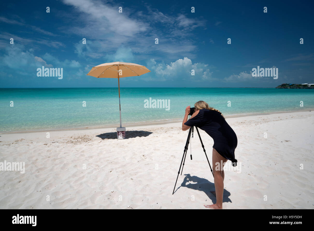 Photographer shooting umbrella Sappodilla Bay. P{rovidenciales, Turks and caicos Stock Photo