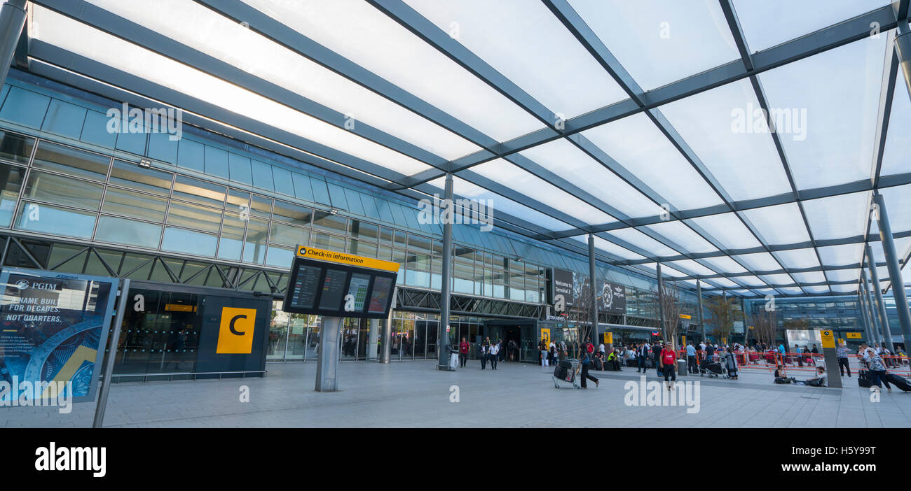 Terminal 3 at London Heathrow Airport Stock Photo - Alamy