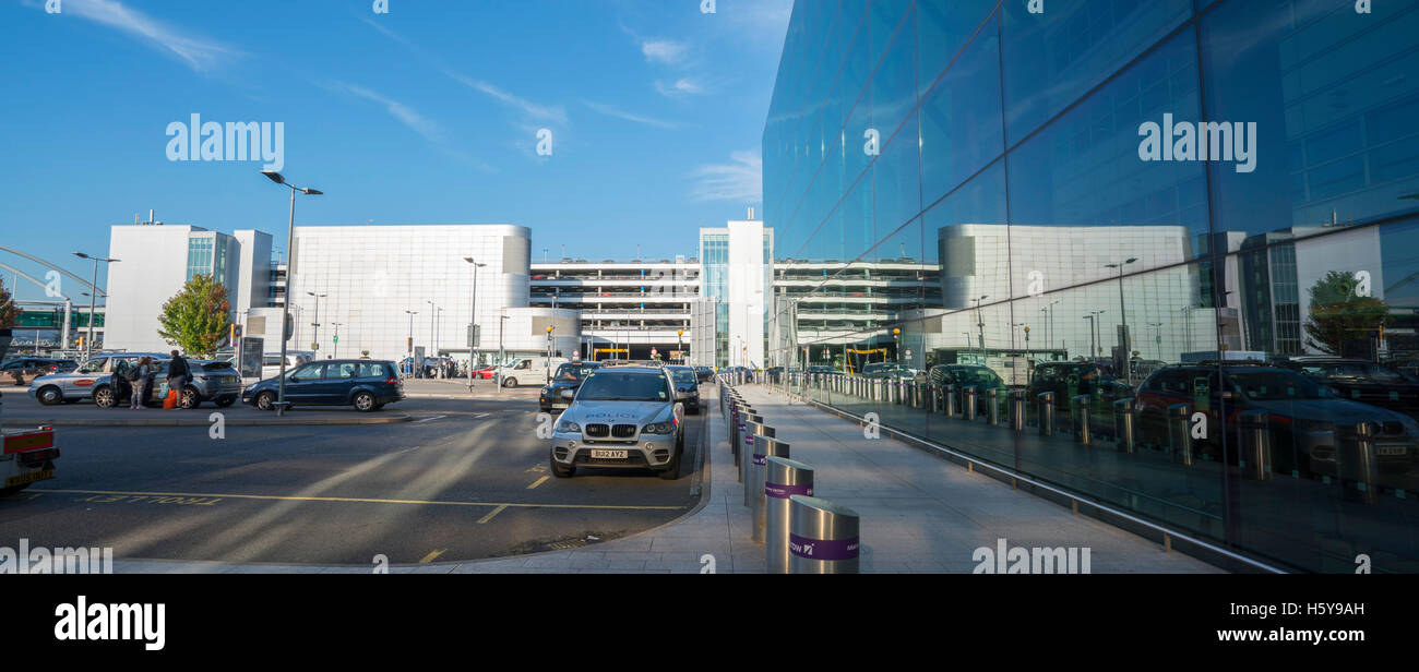 Passenger drop off zone at Heathrow Airport Terminal 3 Stock Photo Alamy