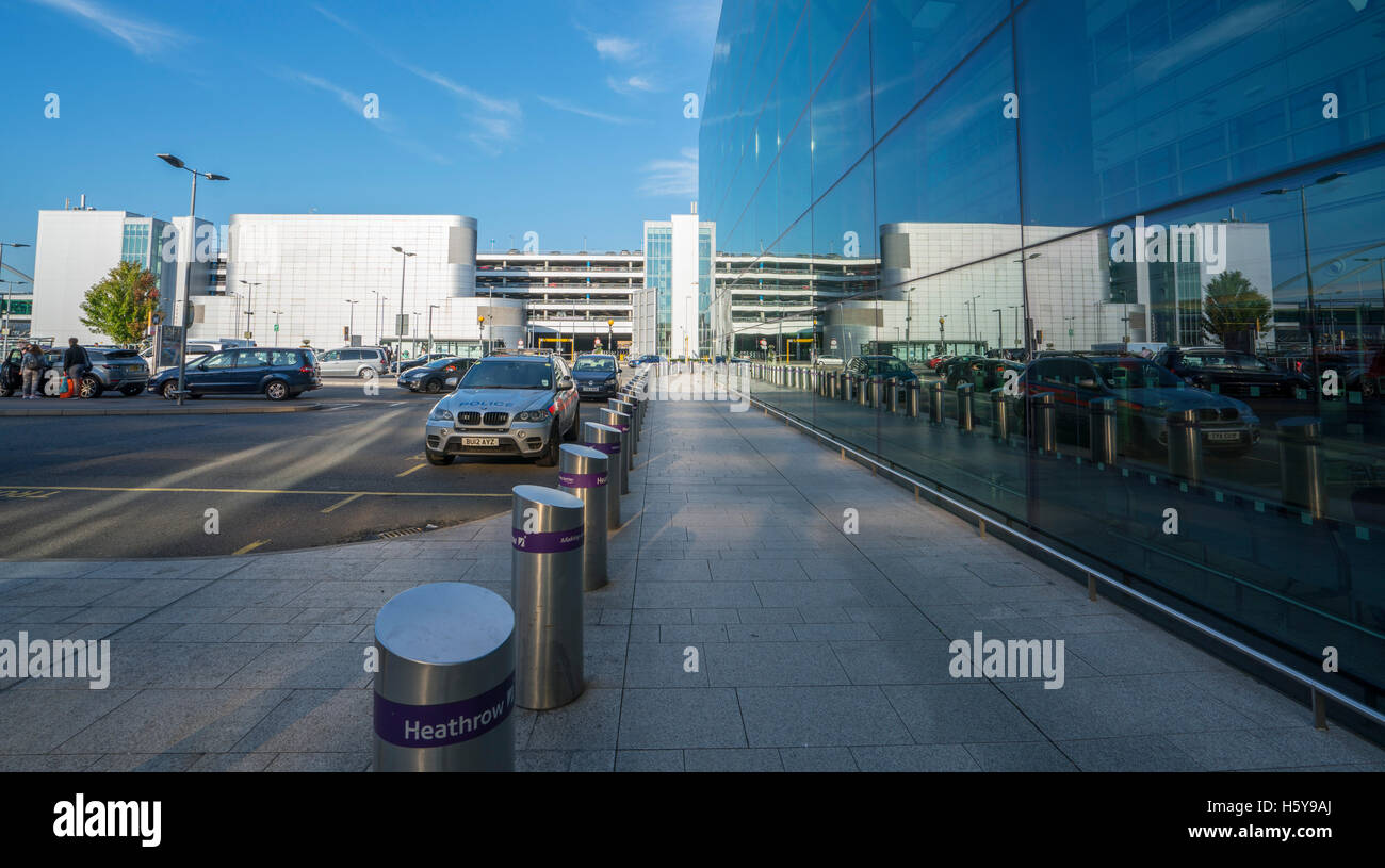 Passenger drop off zone at Heathrow Airport Terminal 3 Stock Photo Alamy