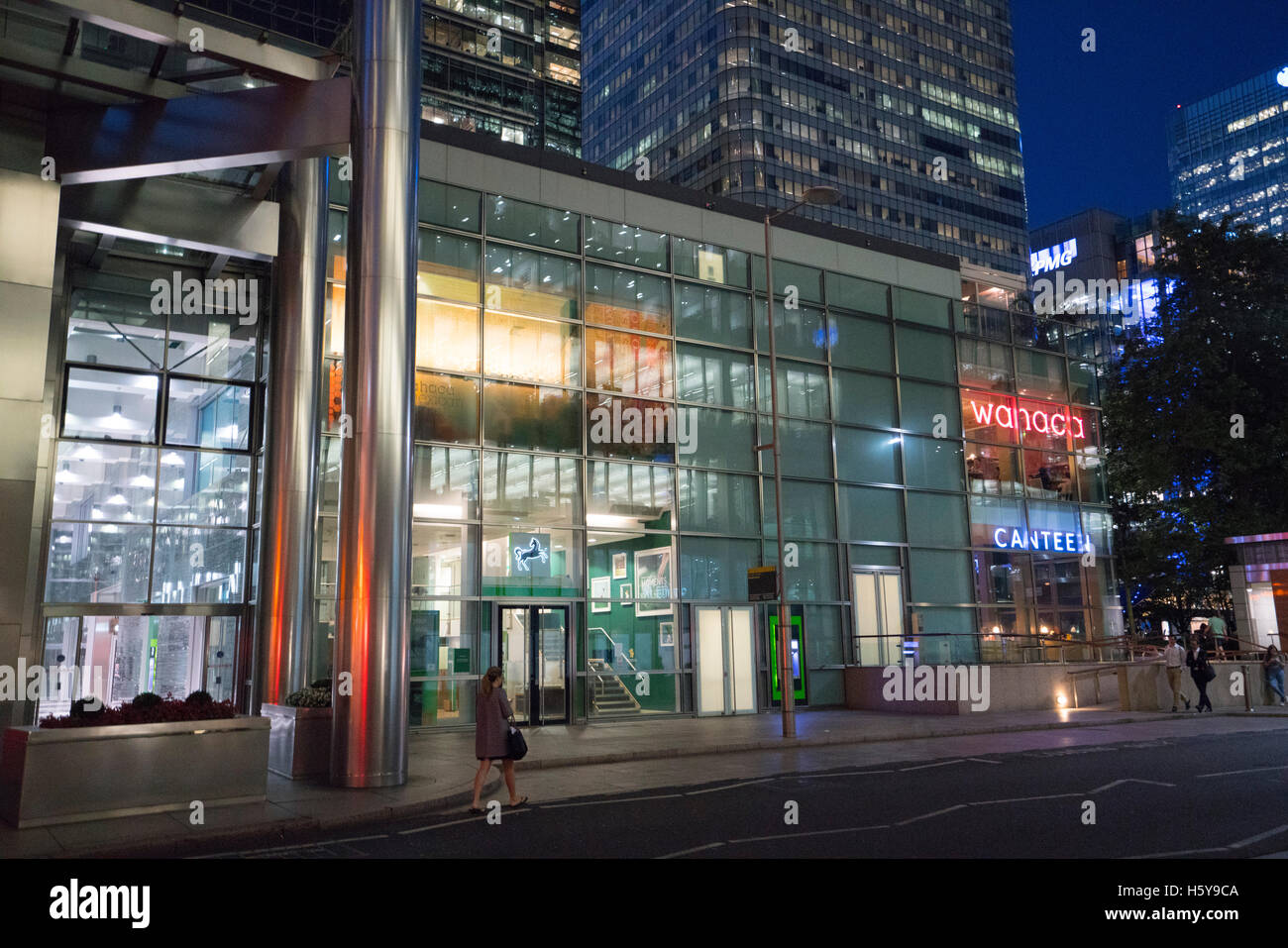 Amazing canary wharf street view hi-res stock photography and images ...