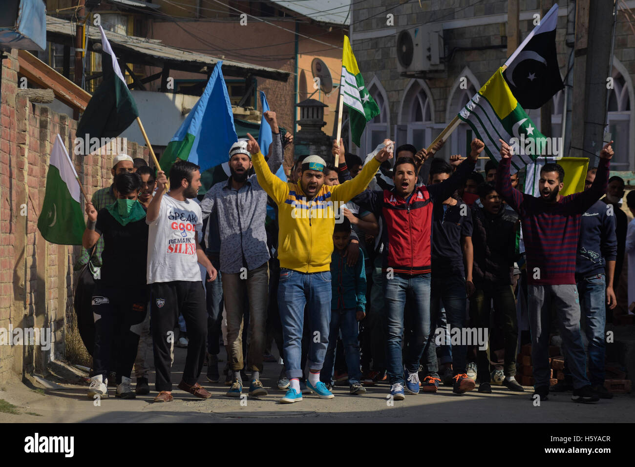 Srinagar, Kashmir. 21st October, 2016. Kashmiri Muslim protesters shout ...