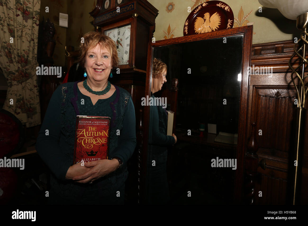 Rochdale Uk 21st October 2016 Elizabeth Chadwick Holding Her Stock Photo Alamy