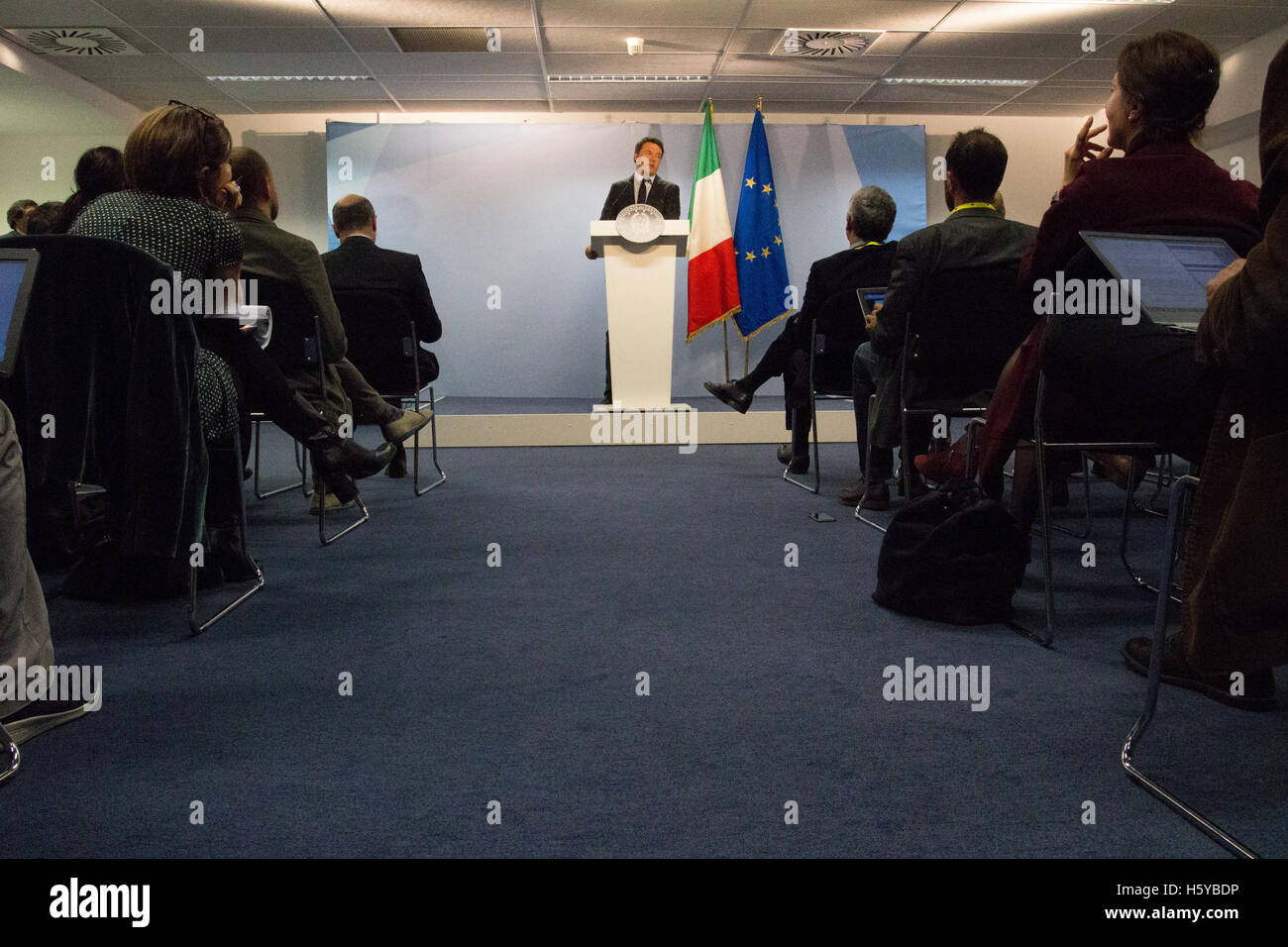 Brussels, Belgium. 20th October, 2016. Italian Prime Minister Matteo Renzi delivers a press brief during the European Council in Brussels (Belgium). Credit:  Paul-Marie Guyon/Alamy Live News Stock Photo