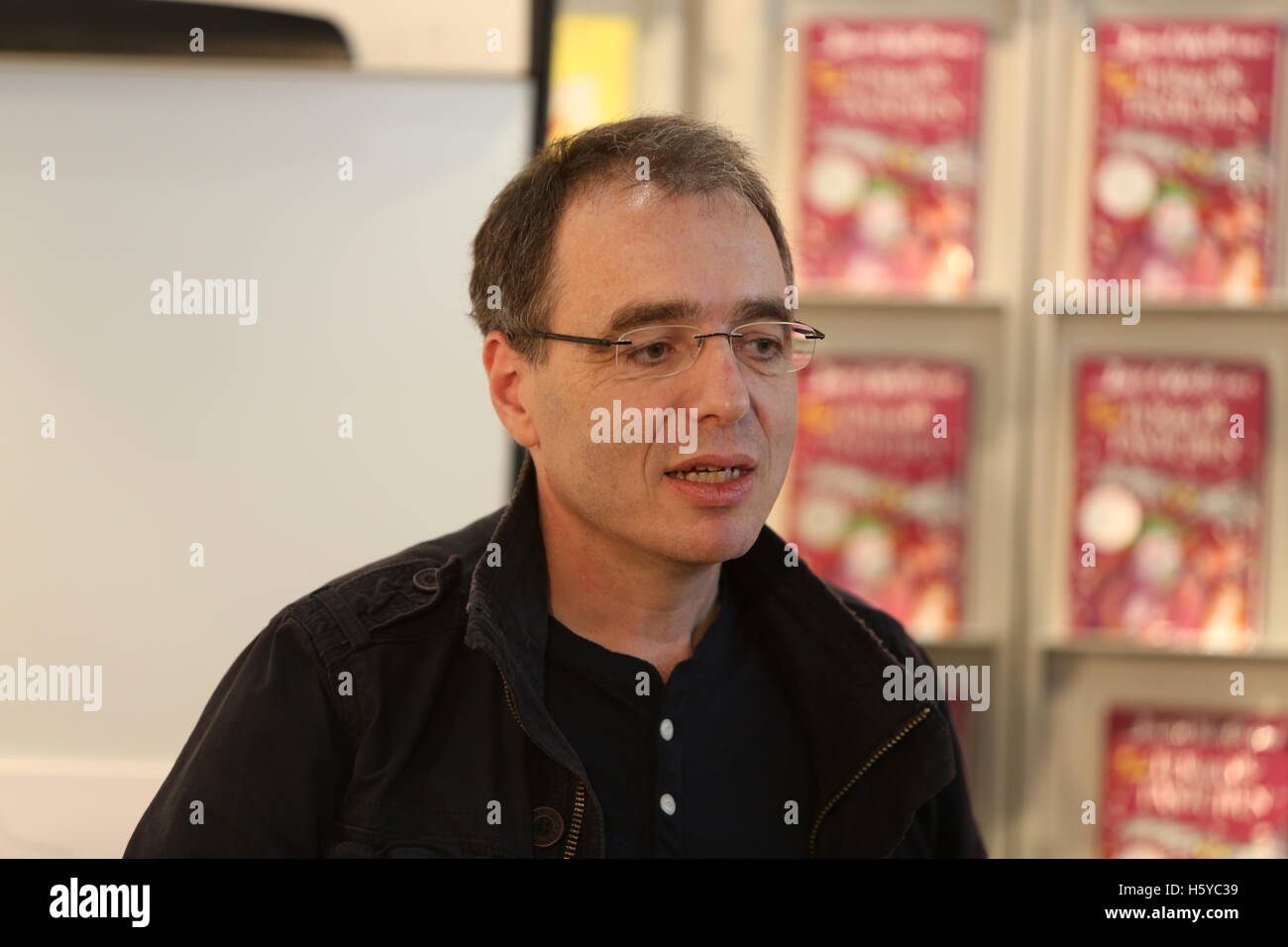 David Safier presenting and signing his new book 'Traumprinz' (lit. 'Dream Prince') at the stand of Rowohlt publisher at the Frankfurt Book Fair in Frankfurt/Main, Germany, 20 October 2016. PHOTO: SUSANNAH V. VERGAU/dpa - NO WIRE SERVICE - Stock Photo