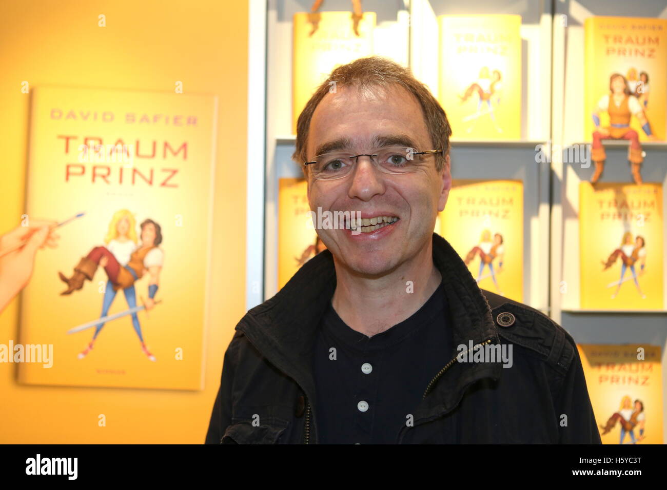 David Safier presenting his new book 'Traumprinz' (lit. 'Dream Prince') at the stand of Rowohlt publisher at the Frankfurt Book Fair in Frankfurt/Main, Germany, 20 October 2016. PHOTO: SUSANNAH V. VERGAU/dpa - NO WIRE SERVICE - Stock Photo