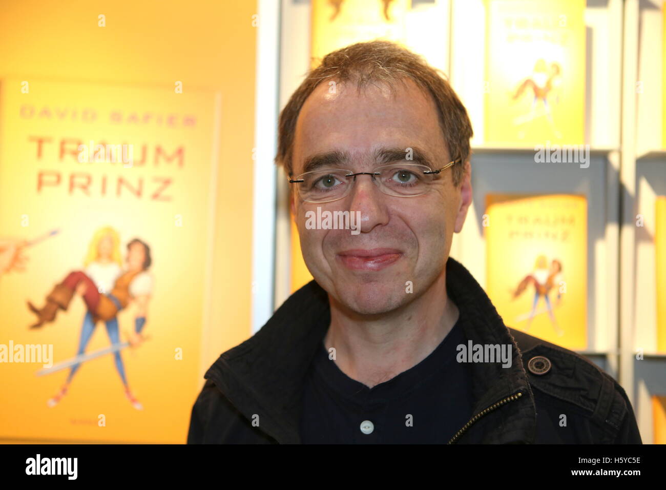 David Safier presenting and signing his new book 'Traumprinz' (lit. 'Dream Prince') at the stand of Rowohlt publisher at the Frankfurt Book Fair in Frankfurt/Main, Germany, 20 October 2016. PHOTO: SUSANNAH V. VERGAU/dpa - NO WIRE SERVICE - Stock Photo