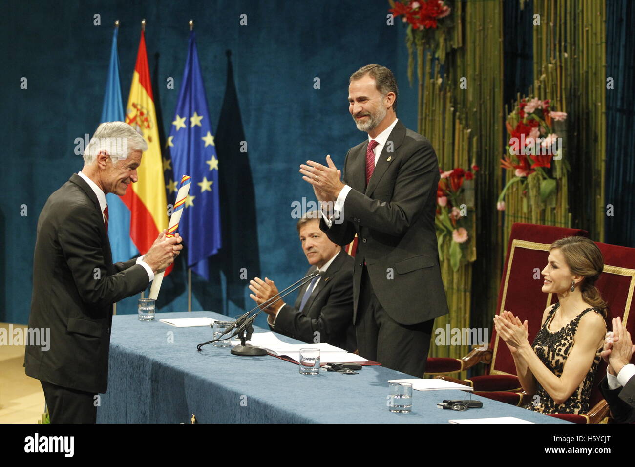 Oviedo, Spain. 21st October, 2016. Spanish King Felipe VI and Queen Letizia Ortiz  James Nachtwey during the delivery of the Princess of Asturias Awards 2016 in Oviedo, on Friday 21rd October 2016. Credit:  Gtres Información más Comuniación on line,S.L./Alamy Live News Stock Photo