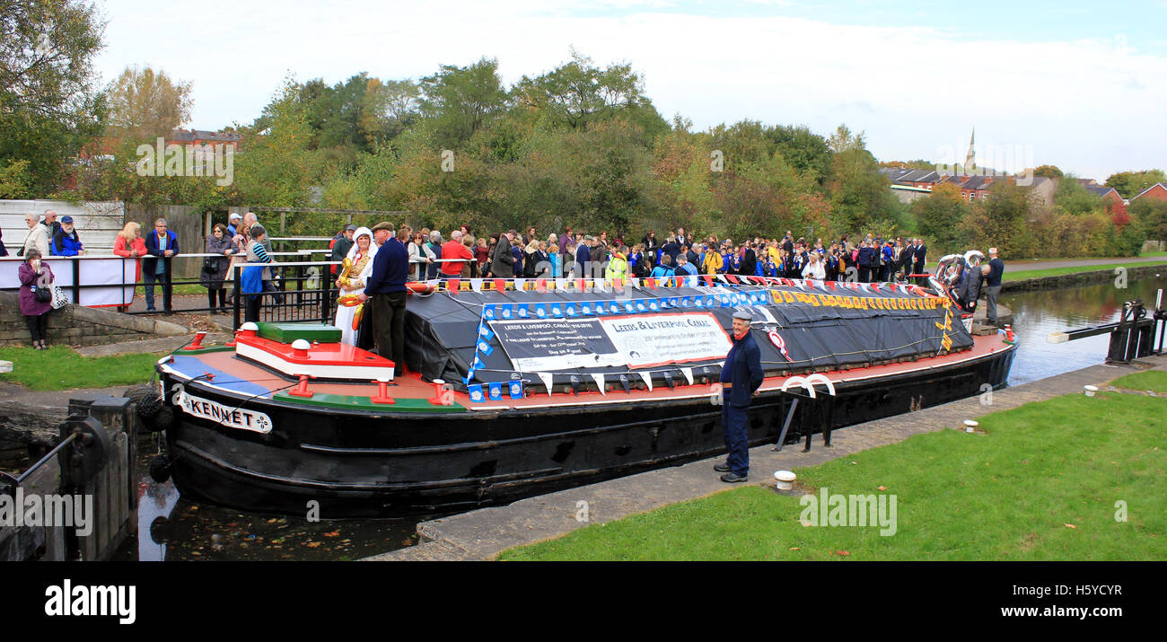 Crowds of local people, pupils and staff from the local “Britannia Bridge” primary school, the Mayor of Wigan, Ron Conway, his wife Janet, Canal and River trust staff greet the former working barge Kennet as she arrives in the lock 84 on the Leeds and Liverpool canal. The barge is at the head of a flotilla of boats, organised by the Leeds and Liverpool canal society, recreating a passage of the canal made in 200 years ago in 1816 that celebrated the opening of the canal. Stock Photo