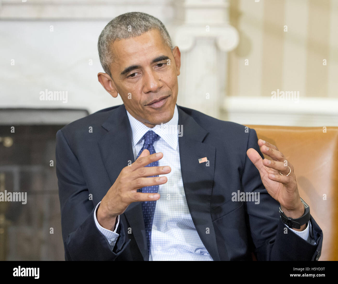 Washington, District of Columbia, USA. 21st Oct, 2016. United States President Barack Obama makes remarks after meeting with retired NASA astronaut Scott Kelly and his his brother Mark in the Oval Office of the White House in Washington, DC on Friday, October 21, 2016.Credit: Ron Sachs/Pool via CNP Credit:  Ron Sachs/CNP/ZUMA Wire/Alamy Live News Stock Photo